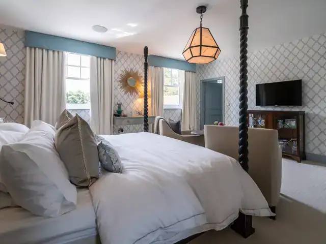 Principal bedroom with automated curtains